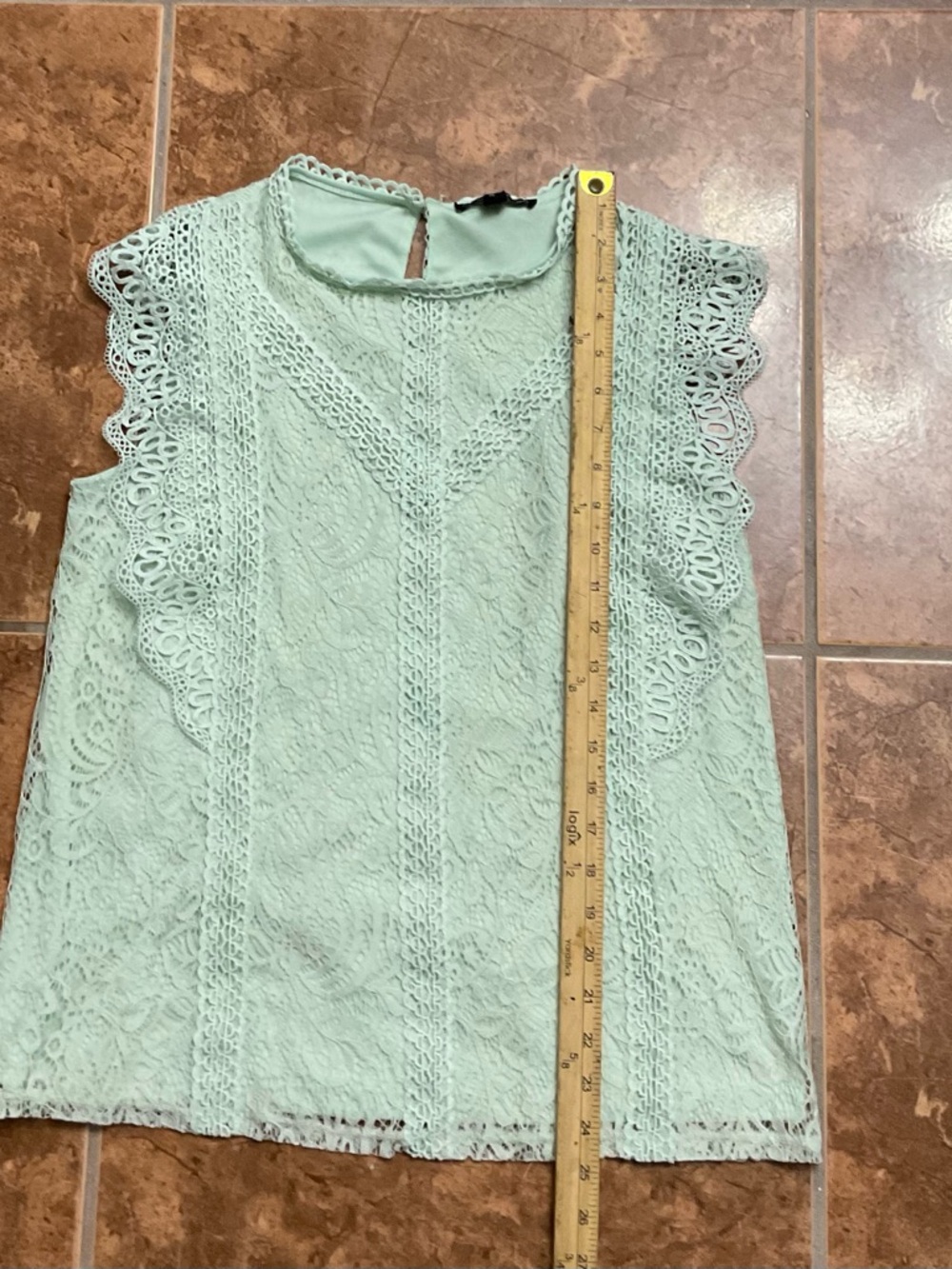 Cable & Gauge  Sleeveless Scallop Lace Top in Mint - Picture 3 of 6